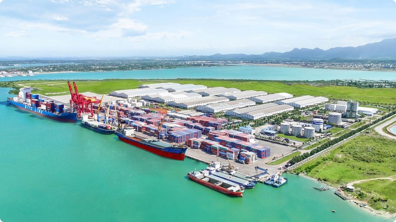 Cảng Quốc tế Chu Lai đóng vai trò là cửa ngõ thương mại chính cho hàng hóa và ngành logistics Đà Nẵng ở khu vực miền Trung Việt Nam.