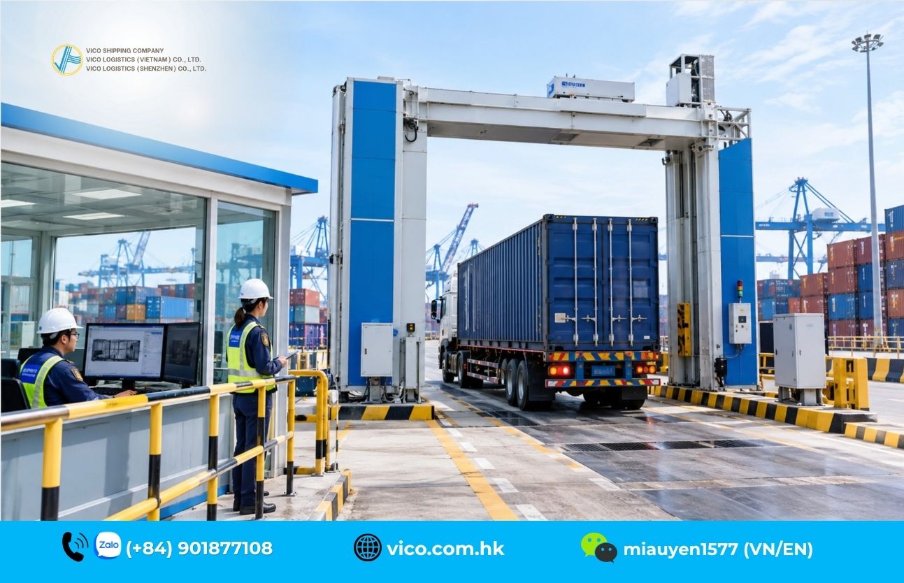 Chuyên viên logistics kiểm tra tờ khai hải quan, hóa đơn thương mại, phiếu đóng gói và vận đơn.