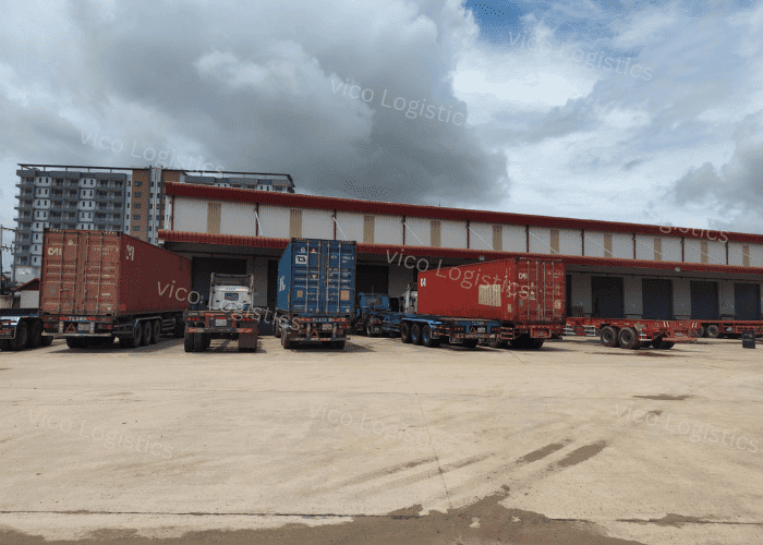 VICO物流的卡车正在准备运输到柬埔寨的货物